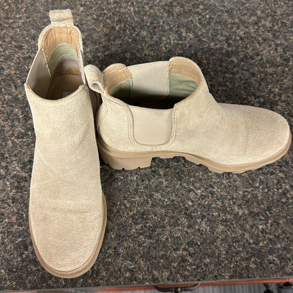 Steve Madden suede Chelsea boot size 7 (Howler)